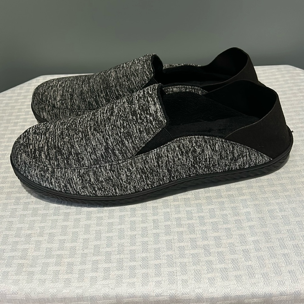 Men’s Isotoner knit slippers